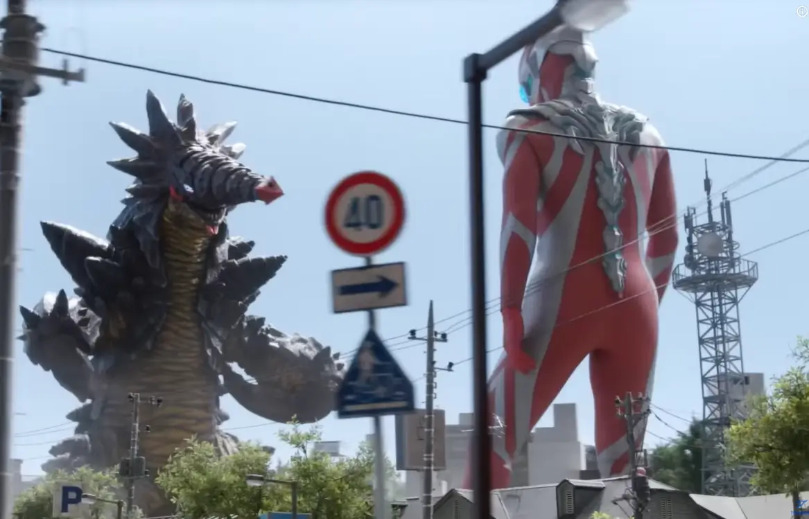 Ultraman Omega lutando contra um Kaiju na série