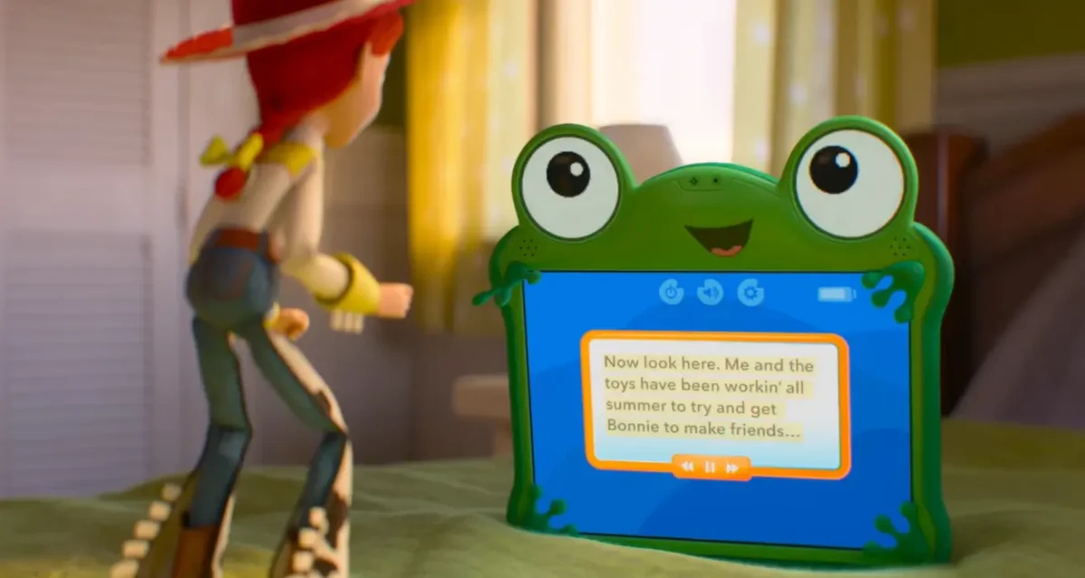 Tablet infantil ao lado de Jessie em Toy Story 5