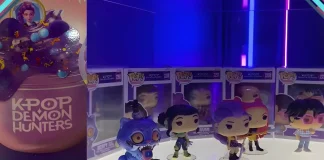 Estande da Abrin 2026 com produtos licenciados das Guerreiras do Kpop em destaque nas vitrines.