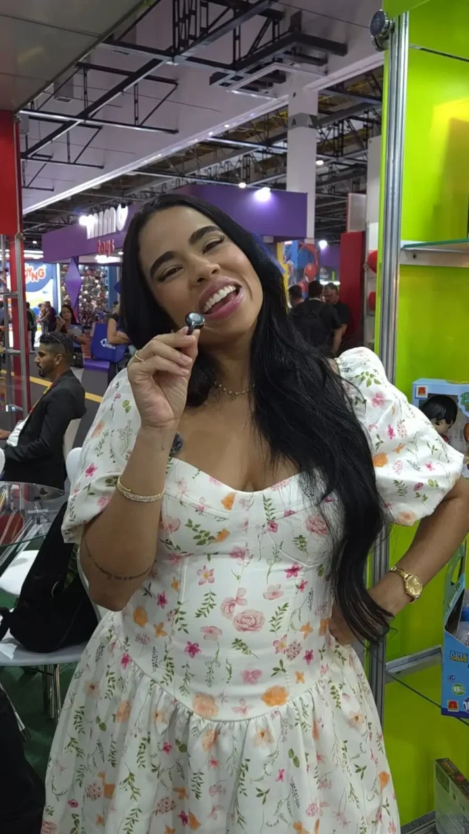 Amy Scarlet lança sua boneca oficial na Abrin 2026 2 Influencer Amy Scarlet exibe boneca inspirada no Roblox na ABRIN 2026