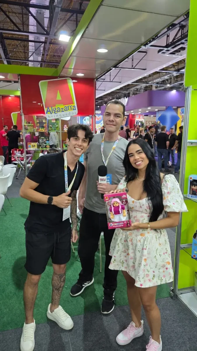 Amy Scarlet lança sua boneca oficial na Abrin 2026 1 Amy Scarlet mostra a Scarletina, sua boneca oficial, na feira de brinquedos