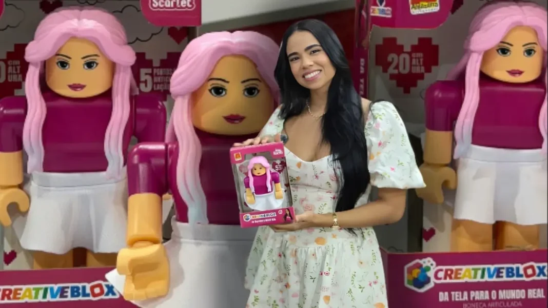 Amy Scarlet posa com a boneca Scarletina na ABRIN 2026