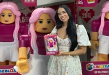 Amy Scarlet posa com a boneca Scarletina na ABRIN 2026