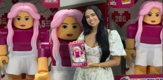 Amy Scarlet posa com a boneca Scarletina na ABRIN 2026