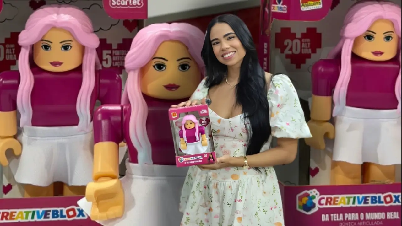 Boneca Da Amy Scarlet Lan Ada Na ABRIN 2026 Inspirada No Roblox Amy Scarlet Boneca Oficial Avatar Jogo Roblox Creativebox Algazarra Detalhes 2026.webp