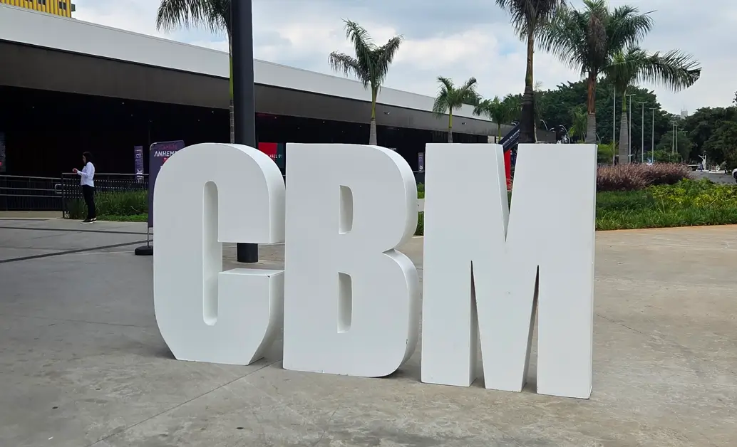 Logo da Congress Brazil Mobile em destaque na entrada do evento no Distrito Anhembi