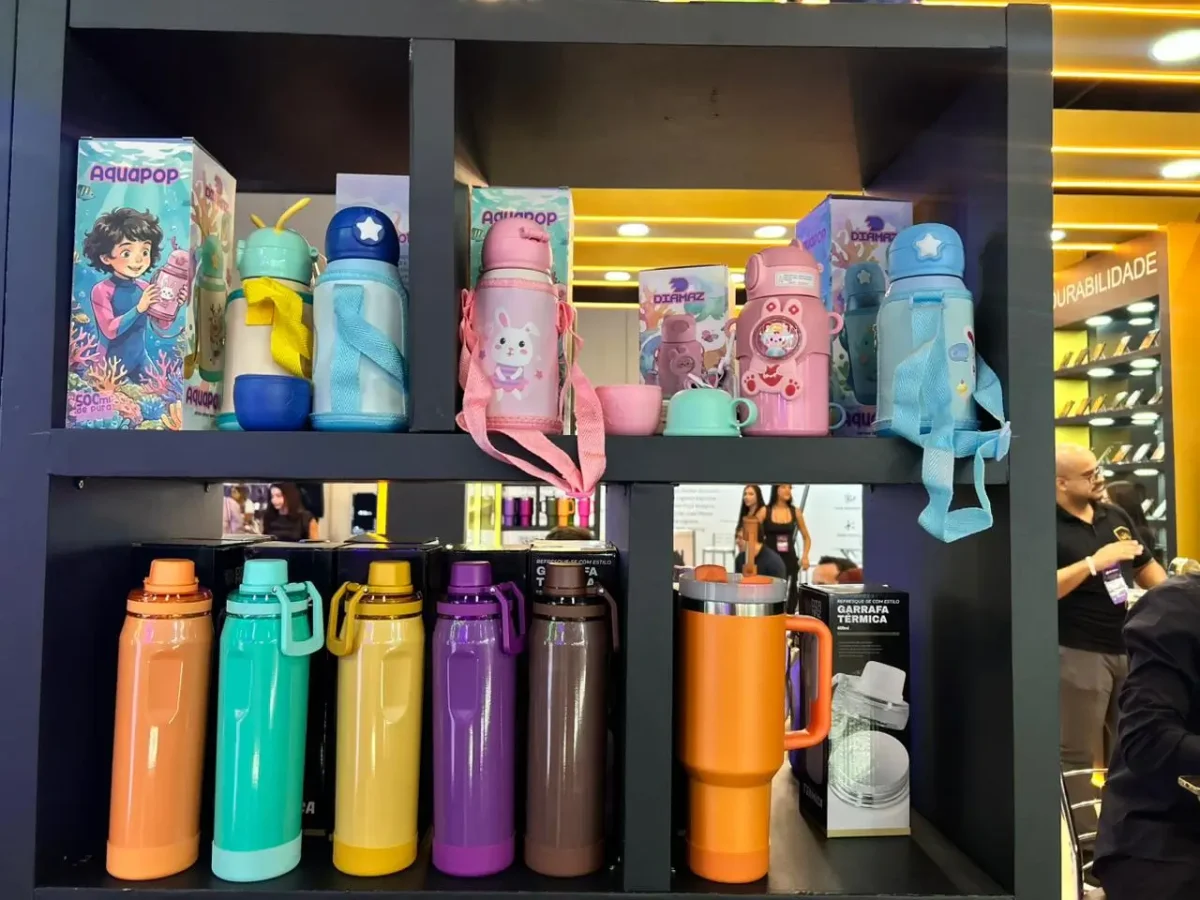Estande da Skaiky e Diamaz na CBM 2026 com exposição das garrafas térmicas e copos.