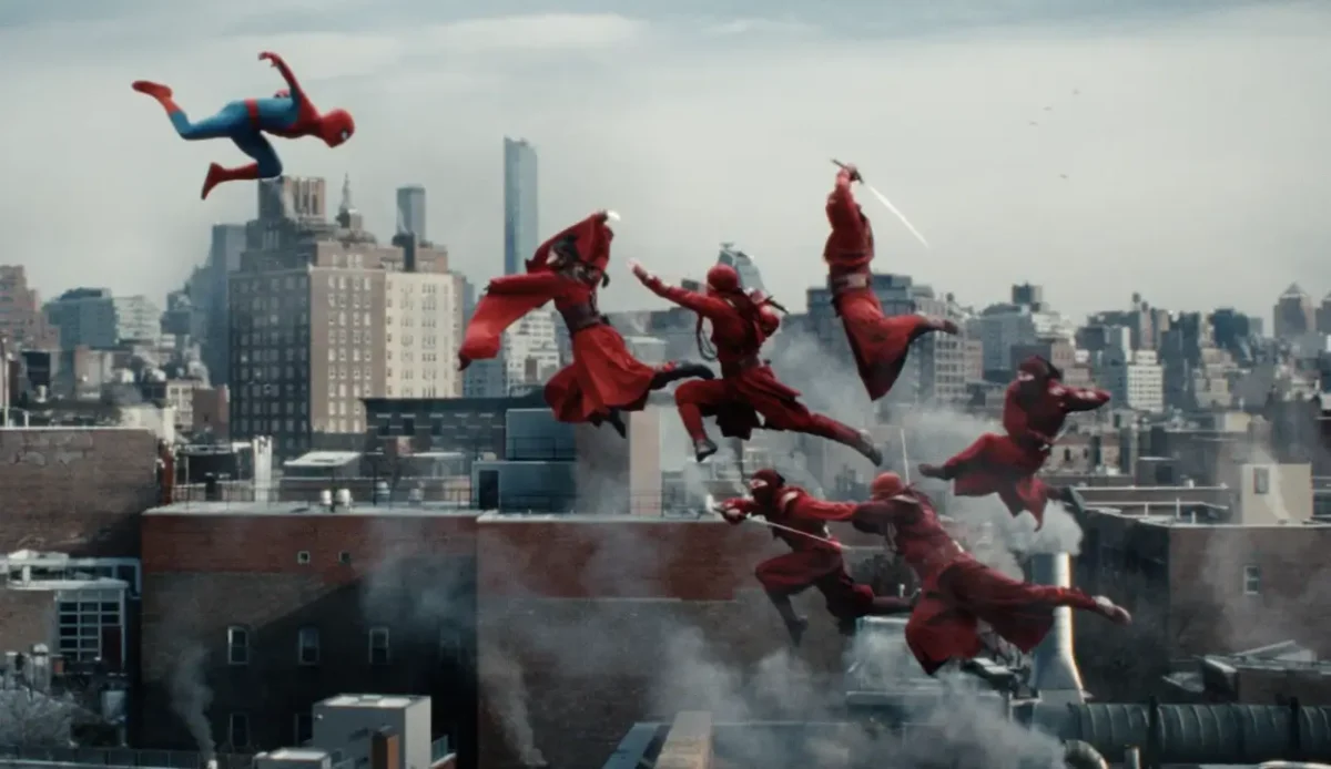 Cena do personagem do Homem-Aranha contra um clá enigmático