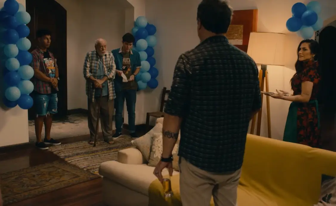 Família em cena do filme O Velho Fusca com foco na relação entre gerações