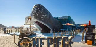 Vista da Praia de Copacabana com a baleia Laboon gigante de One Piece atraindo fãs para ativação gratuita da Netflix.
