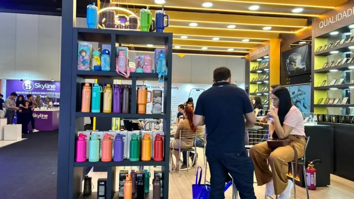 Produtos Skaiky expostos na CBM 2026, incluindo fones bluetooth, smartwatch e carregadores
