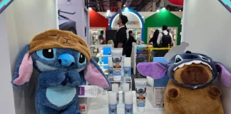 Linha CapyVibes da Fenzza com produtos faciais do Stitch e pelúcia em estilo capivara ao lado