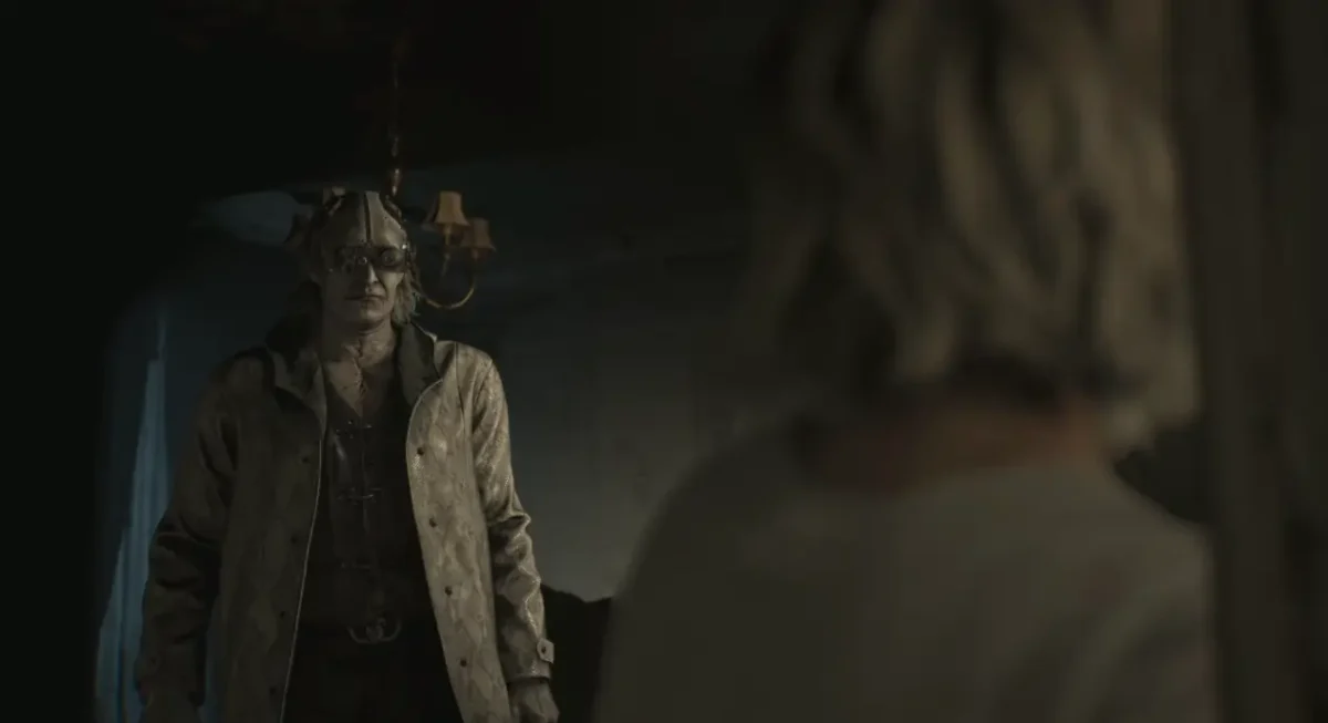 Personagem misterioso Victor Gideon em local escuro de Resident Evil Requiem