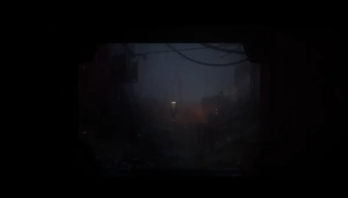 Alien: Isolation 2 recebe primeiro teaser no Alien Day 2026 1 Ambiente externo desolado e chuvoso visto através de uma porta aberta no teaser de Alien: Isolation 2