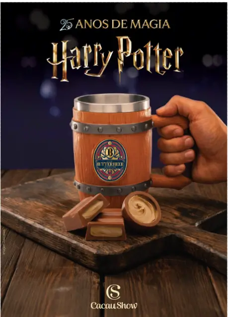 Cacau Show lança linha ButterBeer de Harry Potter com trufas, tablete e caneca temática 1 Caneca ButterBeer temática de Harry Potter da Cacau Show em metal com design de barril ao lado de trufas com recheio cremoso
