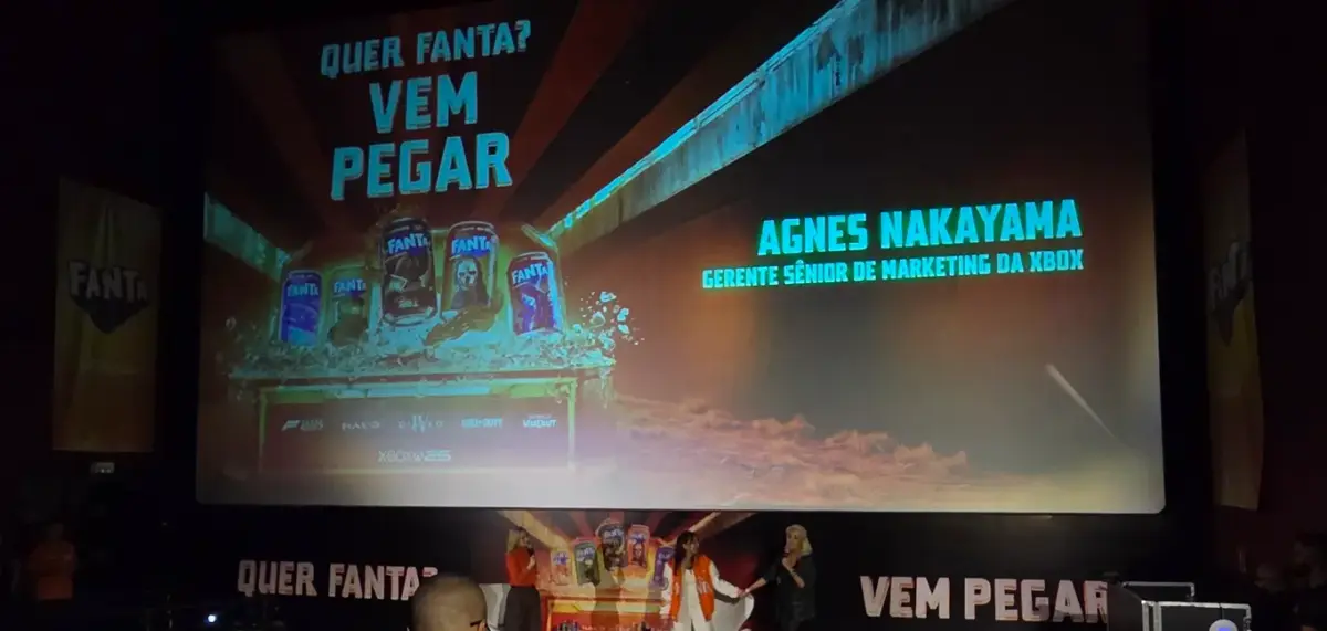 Coca-Cola FEMSA Brasil chega à APAS Show 2026 com estande reformulado e foco na Copa do Mundo 2 Juliana Milagres, Diretora de Sabores da Coca-Cola Brasil, e Agnes Nakayama, Gerente Sênior de Marketing da Xbox, durante coletiva no evento dos 25 anos do console em São Paulo