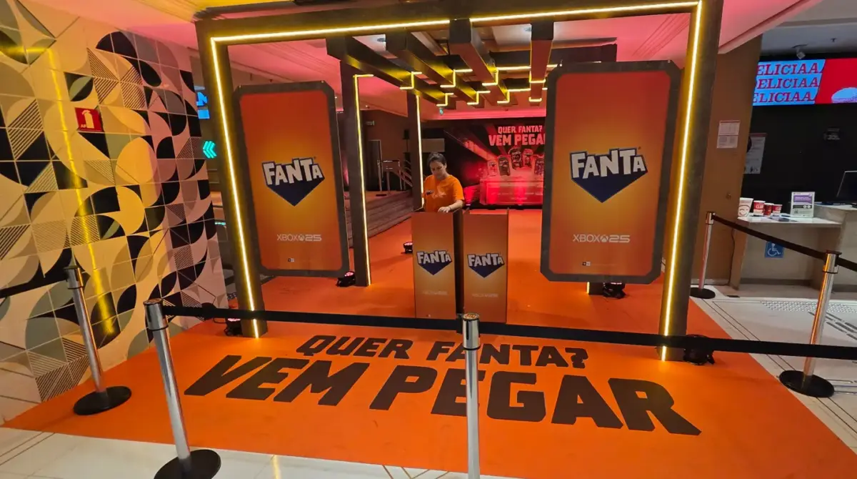 Fanta e Xbox celebram 25 anos do console com evento temático 3 Decoração temática do evento Fanta e Xbox no Cinemark do Shopping Pátio Paulista em São Paulo celebrando os 25 anos do console
