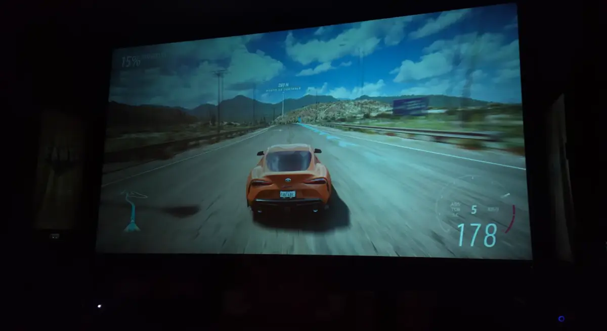 Fanta e Xbox celebram 25 anos do console com evento temático 4 Participantes disputando Forza Horizon 5 durante o evento Fanta e Xbox dos 25 anos do console no Cinemark Pátio Paulista