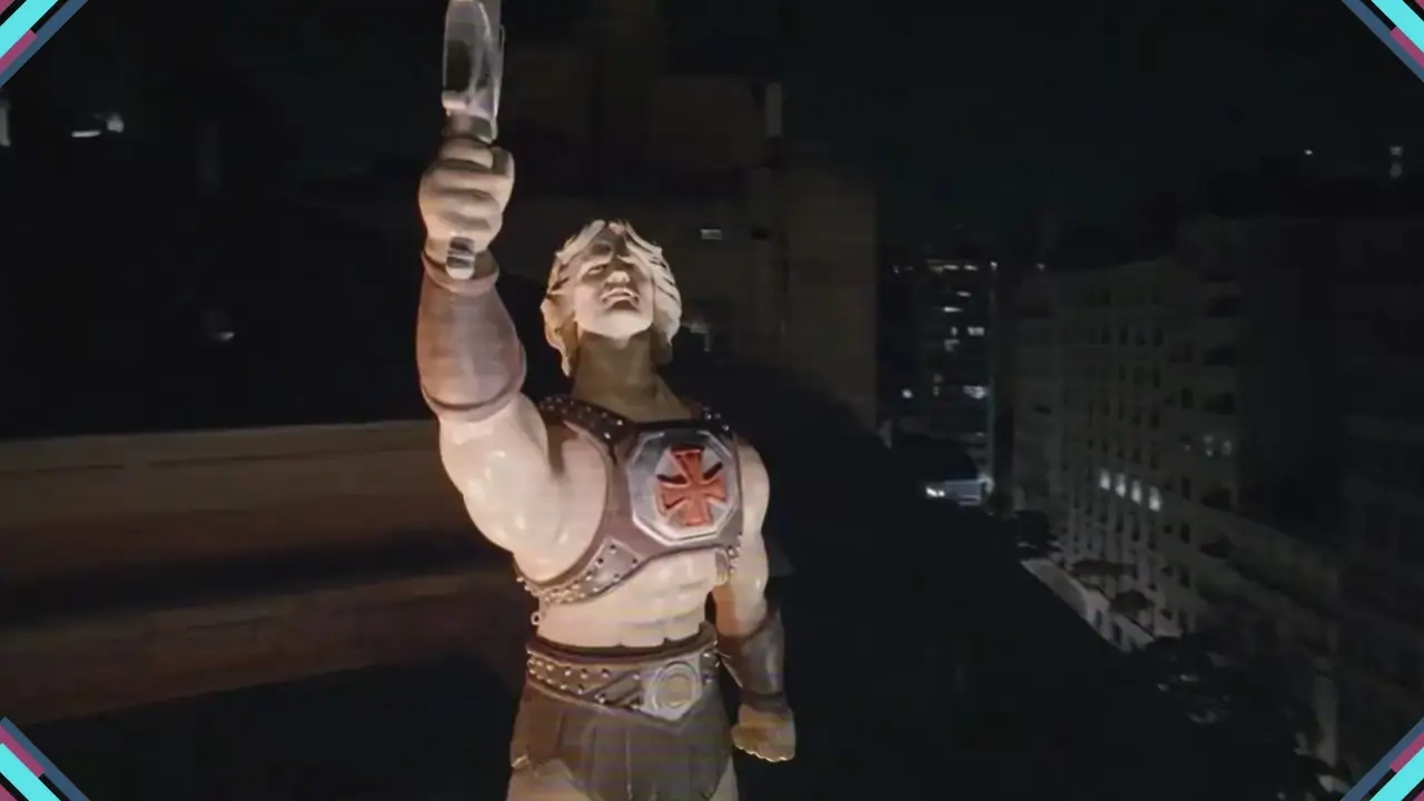 Estátua monumental do He-Man de 6 metros instalada no topo do Shopping Light, no centro de São Paulo, com a Espada do Poder iluminada