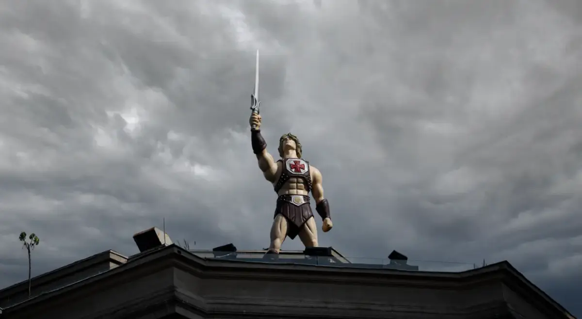 Mattel instala He-Man de 6 metros no topo do Shopping Light em São Paulo 1 O para-raios do He-Man, da Mattel, ativação do filme Mestres do Universo