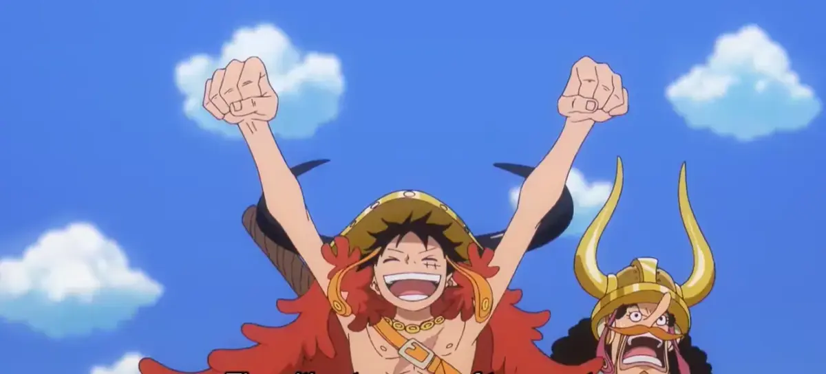 One Piece episódio 1159 do anime: Vale a pena assistir? 1 Luffy com capacete viking comemorando com os braços erguidos ao lado de outro personagem em Elbaf, no episódio 1159 do anime de One Piece.