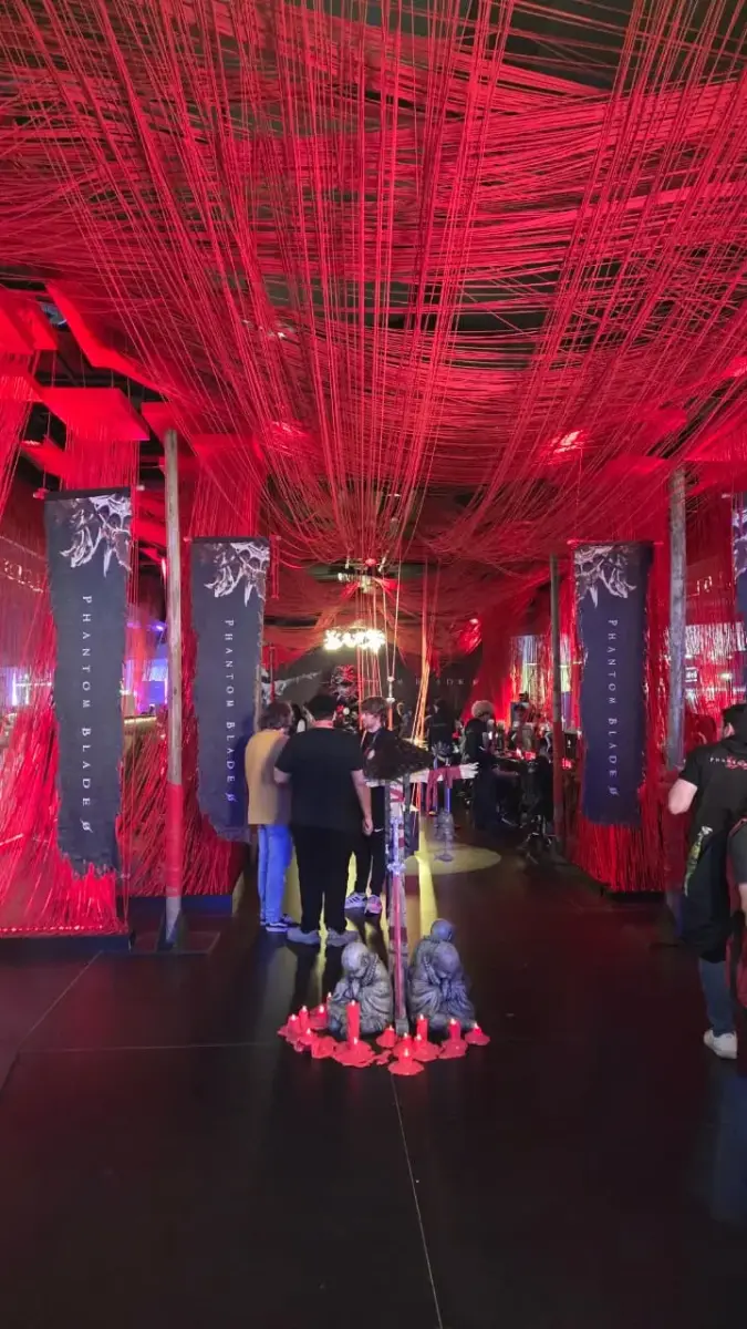gamescom latam 2026: Phantom Blade Zero tem o estande mais bonito do evento e já conquista visitantes 1 monges ajoelhados, checkpoint do jogo Phantom Blade Zero