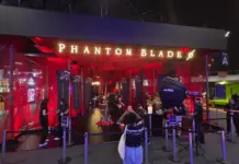 gamescom latam 2026: Phantom Blade Zero tem o estande mais bonito do evento e já conquista visitantes Stand de Phantom Blade Zero na Gamescom Latam 2026, com exposição de espada e painéis temáticos do jogo no Distrito Anhembi