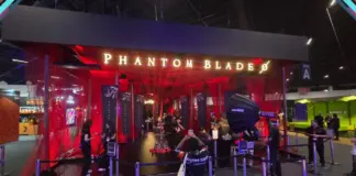 Stand de Phantom Blade Zero na Gamescom Latam 2026, com exposição de espada e painéis temáticos do jogo no Distrito Anhembi