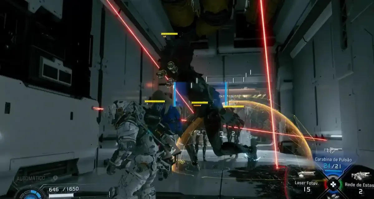 Hugh em combate contra robôs inimigos usando lasers vermelhos na instalação lunar de PRAGMATA