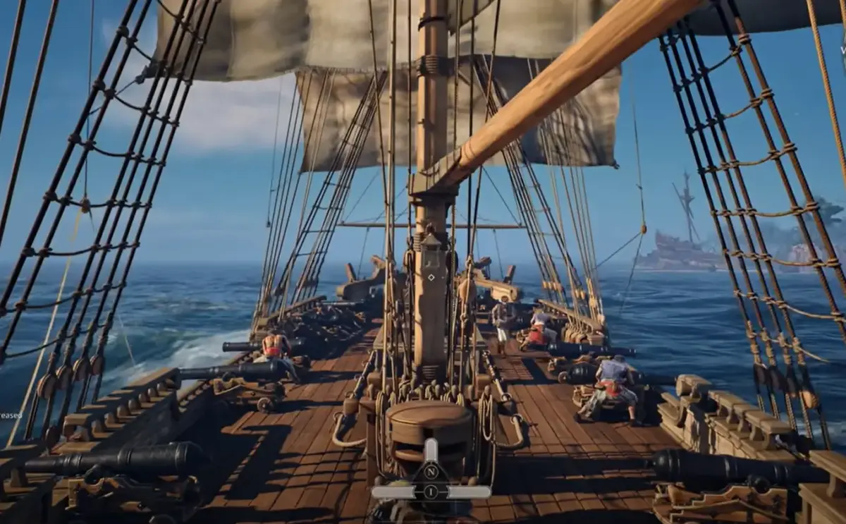 Windrose mostra por que o acesso antecipado é o melhor caminho para jogos independentes 1 Vista em primeira pessoa do deck de um navio pirata em Windrose, com canhões posicionados nas laterais e tripulação ao fundo durante navegação em mar aberto