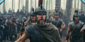 Matt Damon como Odisseu de capacete e armadura liderando guerreiros em cena do trailer de A Odisseia de Christopher Nolan
