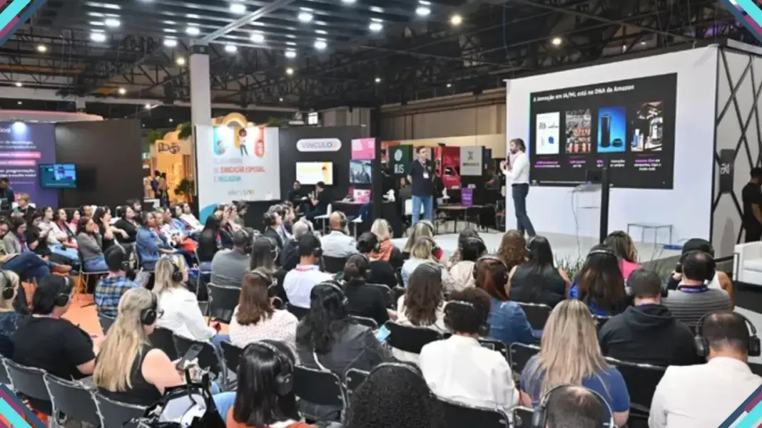 Visitantes explorando estandes de jogos educativos e edutechs na Bett Brasil 2026 no Expo Center Norte.