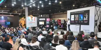 Visitantes explorando estandes de jogos educativos e edutechs na Bett Brasil 2026 no Expo Center Norte.