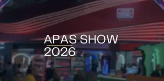 Estande da Coca-Cola FEMSA Brasil na APAS Show 2026, com painéis da Fanta visíveis ao fundo e grande movimentação de visitantes