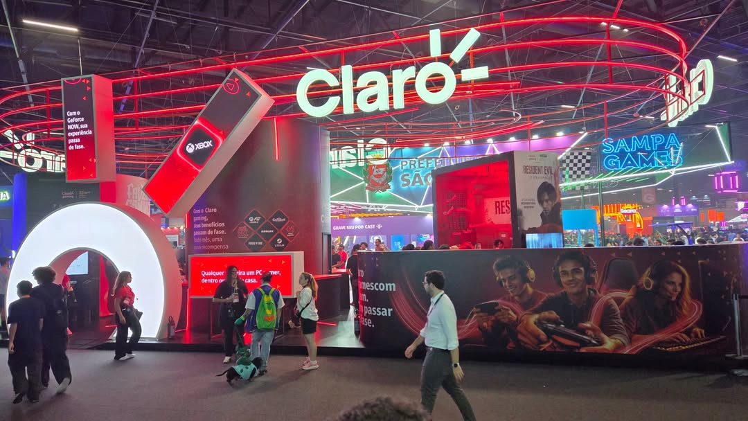 O Cyberpunk da gamescom latam 2026 1 Estande da Claro com letreiro neon vermelho e estrutura circular iluminada no corredor da gamescom latam 2026
