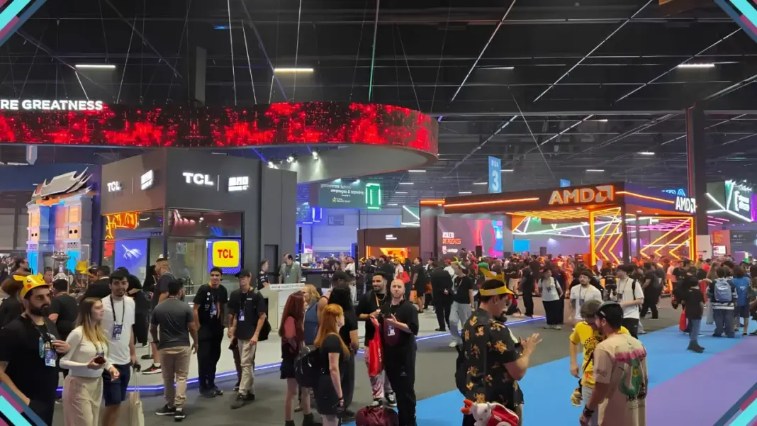 Estandes com iluminação neon e efeito cyberpunk no corredor da gamescom latam 2026 com visitantes transitando pelo evento
