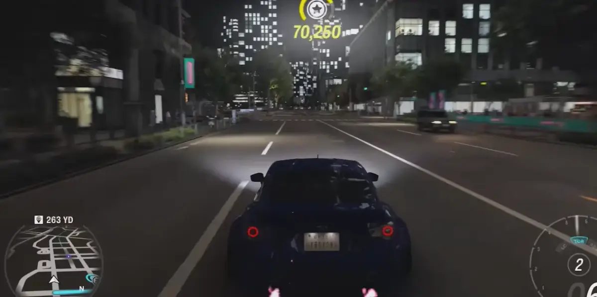 Forza Horizon 6 ambientado no Japão — e a Microsoft sabe que não pode errar desta vez 1 Carro esportivo escuro percorrendo avenida noturna de Tóquio em Forza Horizon 6 com HUD de corrida