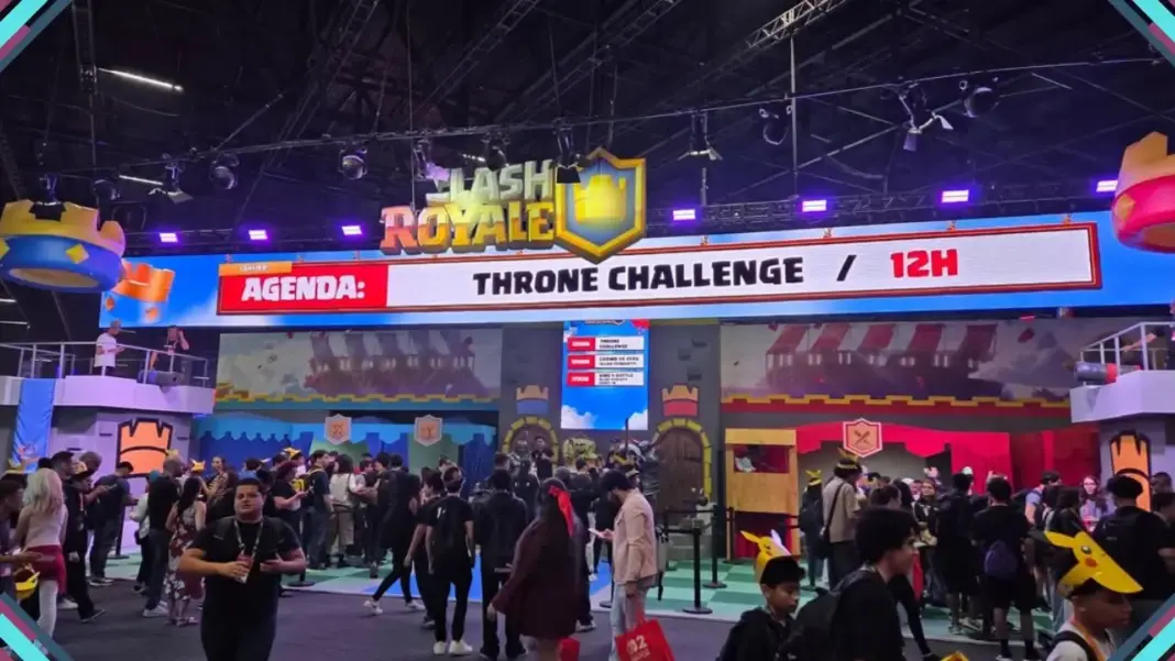 Público lotando a Arena Versus da gamescom latam 2026 durante torneio no último dia do evento em São Paulo