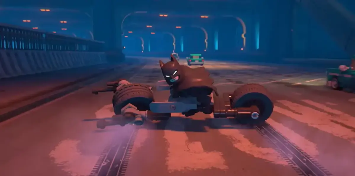 Lego Batman: The Legacy of the Dark Knight — Primeiras Impressões: o melhor dos dois mundos em um só jogo 2 Batman Lego pilotando moto em túnel de Gotham com iluminação alaranjada em Lego Batman The Legacy of the Dark Knight