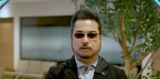 Katsuhiro Harada em anúncio relacionado ao novo estúdio VS Studio da SNK