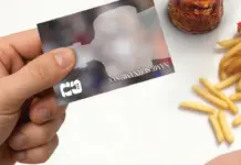 Restaurante McDonald's com área sinalizada para troca de figurinhas do álbum oficial da Copa do Mundo 2026 em parceria com Panini e Coca-Cola