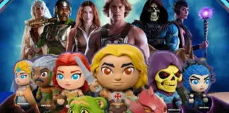 Minifiguras colecionáveis de Mestres do Universo da promoção do Giraffas com elenco do live-action ao fundo