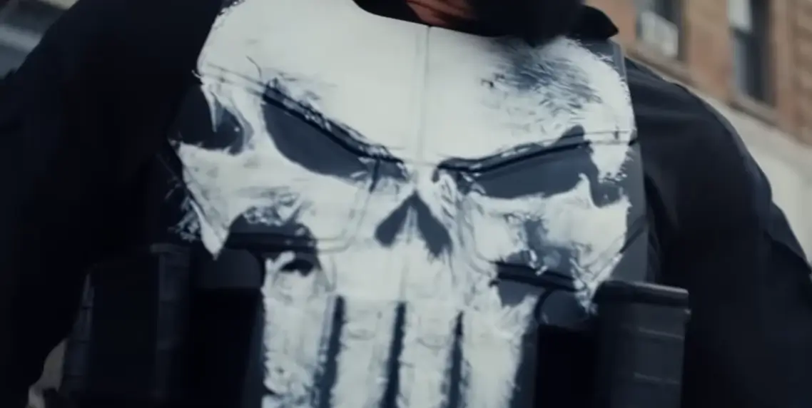 Símbolo da caveira do Justiceiro estampado no colete tático de Frank Castle em O Justiceiro: Uma Última Morte
