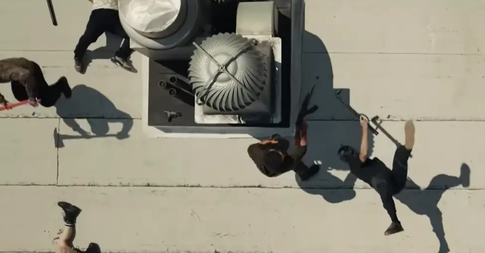 Cena de ação filmada de cima com Frank Castle enfrentando inimigos em telhado no especial O Justiceiro: Uma Última Morte