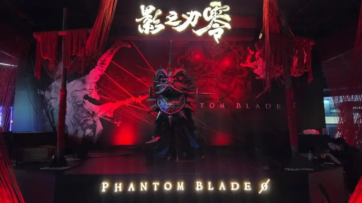 Estande do Phantom Blade Zero na gamescom latam 2026 com decoração temática vermelha e estátua do jogo