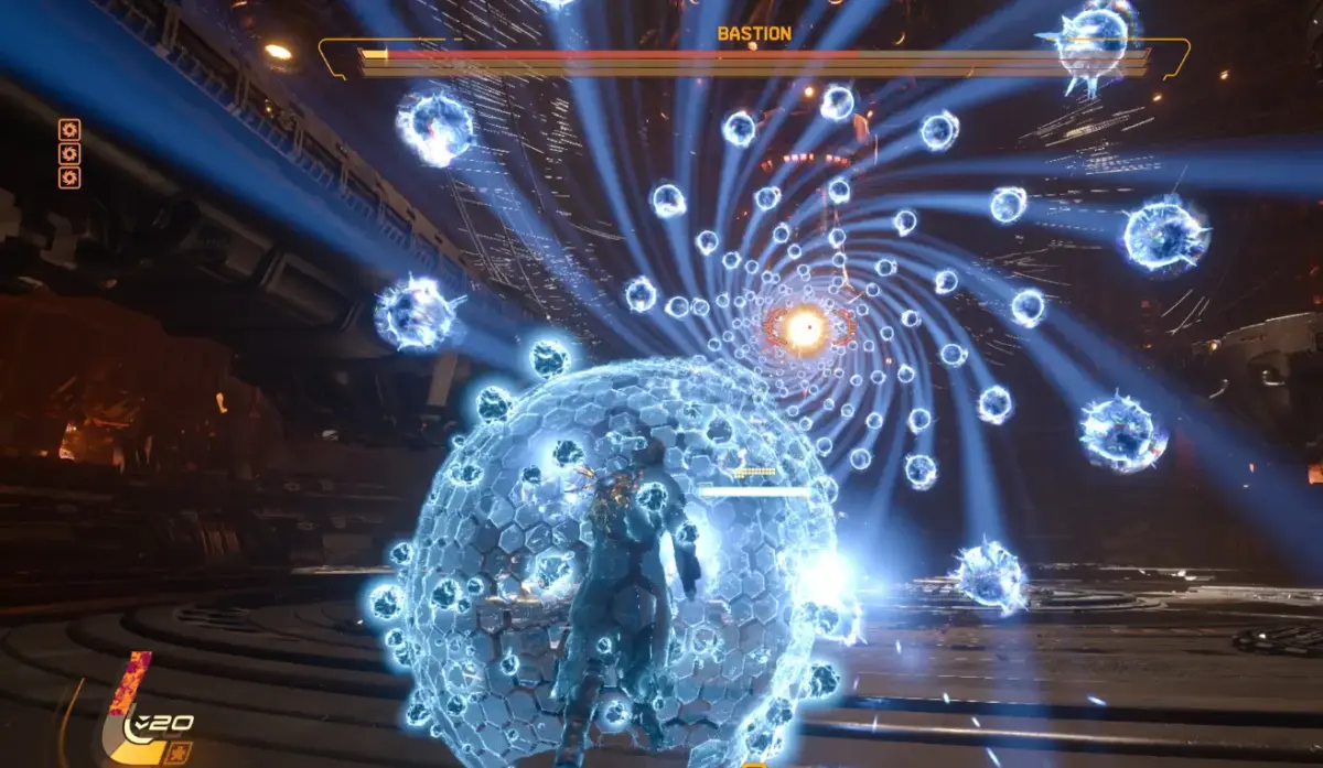 Arjun ativando escudo azul durante confronto com o chefe Bastion em Saros no PS5
