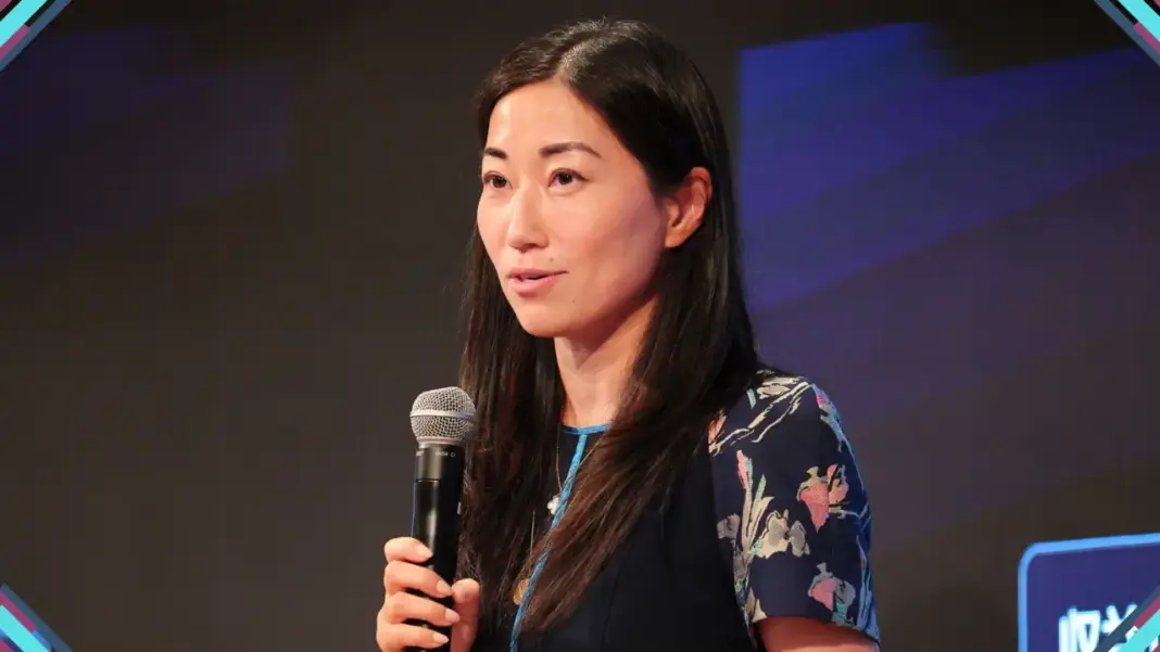 Zhen Fang, Vice-Presidente Internacional da Roblox, com microfone na mão em imagem de divulgação para palestra na gamescom latam 2026