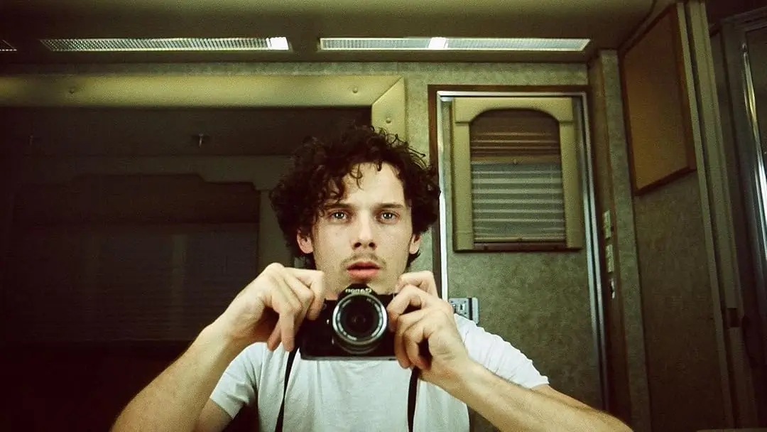 Anton Yelchin: 10 anos sem o eterno Pavel Chekov de Star Trek 6 Anton Yelchin e sua máquina fotográfica