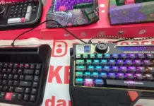 Teclado mecânico gamer DarkBeacon DB-K31 com design moderno e retro ao lado de modelo estilo Atari vintage na Eletrolar Show 2026