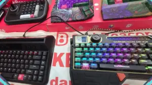 Conheci a DarkBeacon na Eletrolar Show 2026: teclados mecânicos retrô e gamer